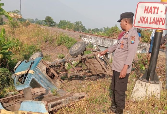 Pikap Muat Pasir Ditabrak Kereta Penataran di Sukorejo, Korban Selamat