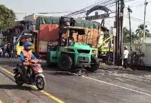 Ban Pecah, Truk Tabrak 3 Kendaraan dan Gapura di Pandaan