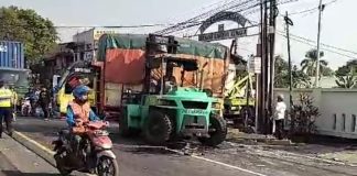 Ban Pecah, Truk Tabrak 3 Kendaraan dan Gapura di Pandaan