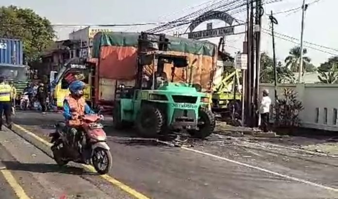 Ban Pecah, Truk Tabrak 3 Kendaraan dan Gapura di Pandaan