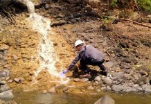 Tim Gakkum DLH Jatim Ambil Sampel Sungai Welang