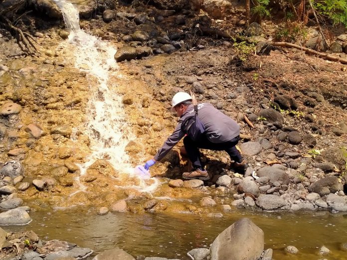 Tim Gakkum DLH Jatim Ambil Sampel Sungai Welang