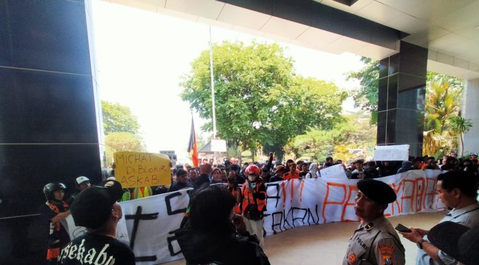 Sakeramania Lurug Kantor Dewan, Usulkan Persekabpas Dikelola Swasta