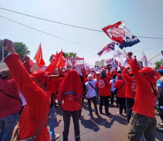 Ratusan Buruh Geruduk Pabrik Nestle Kejayan, Protes PHK Sepihak