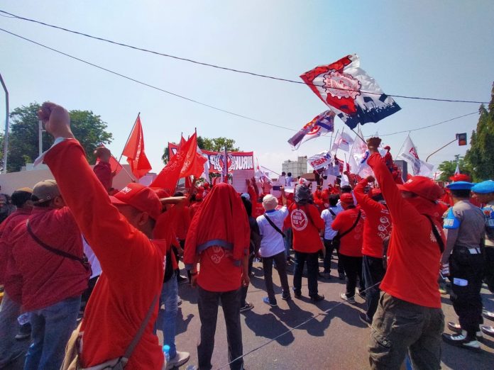 Ratusan Buruh Geruduk Pabrik Nestle Kejayan, Protes PHK Sepihak