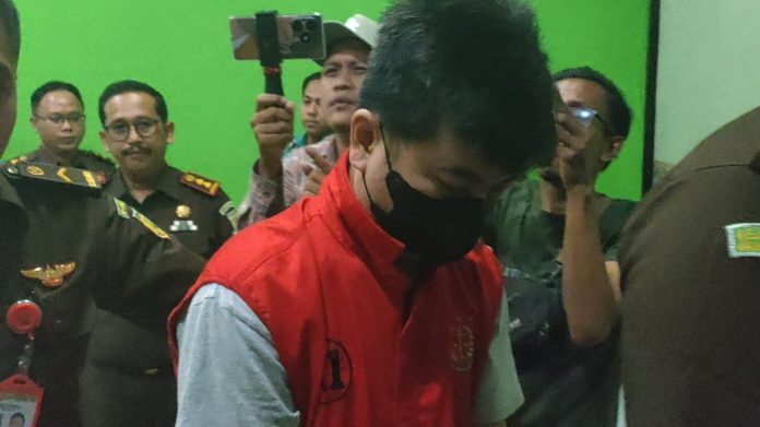 Tersangka Kasus Flare Bromo Diserahkan ke Kejari Kabupaten Probolinggo