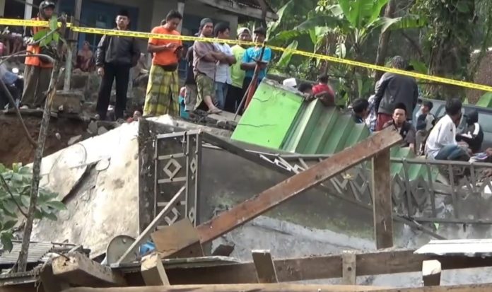 Rumah di Pronojiwo Tiba-tiba Ambruk, Satu Penghuni Tewas Tertimpa Reruntuhan