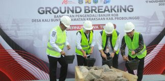 Gubernur Jawa Timur Bersama Pj Bupati Probolinggo Letakkan Batu Pertama Proyek Sistem Pengendali Banjir Rob Desa Kalibuntu