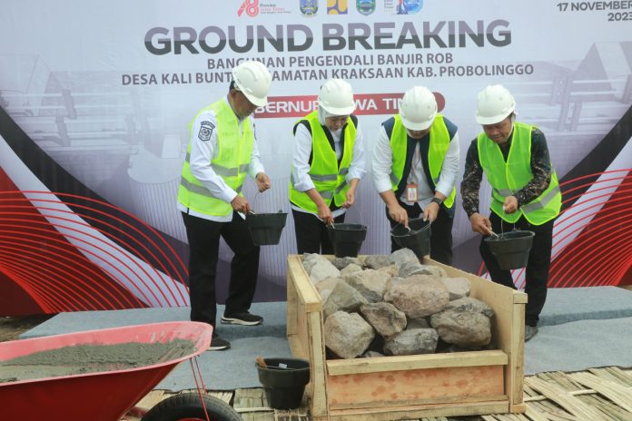 Gubernur Jawa Timur Bersama Pj Bupati Probolinggo Letakkan Batu Pertama Proyek Sistem Pengendali Banjir Rob Desa Kalibuntu