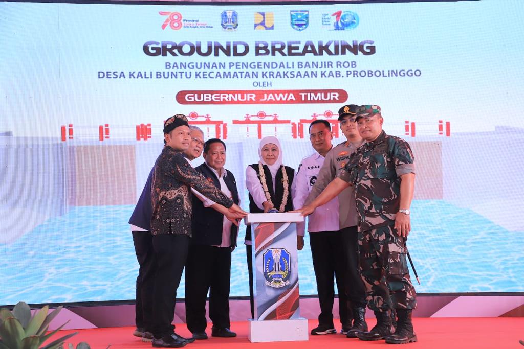 Gubernur Jawa Timur Bersama Pj Bupati Probolinggo Letakkan Batu Pertama Proyek Sistem Pengendali Banjir Rob Desa Kalibuntu
