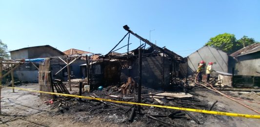 Diduga Konsleting Motor Saat Pindah Bensin, 3 Rumah Warga Curahsawo Terbakar