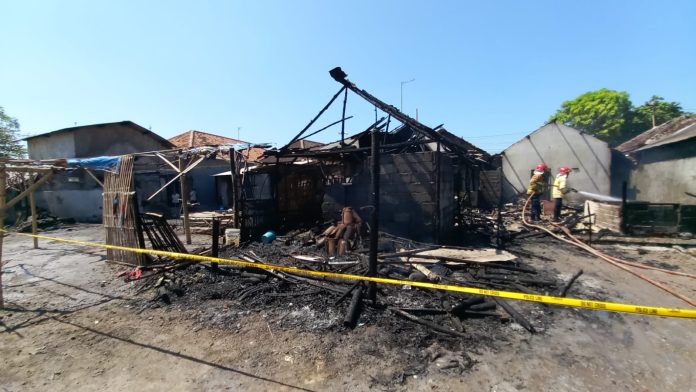 Diduga Konsleting Motor Saat Pindah Bensin, 3 Rumah Warga Curahsawo Terbakar