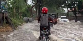 Jadi Langganan Banjir, Jalan Raya di Pohjentrek Tergenang Saat Hujan Tiba