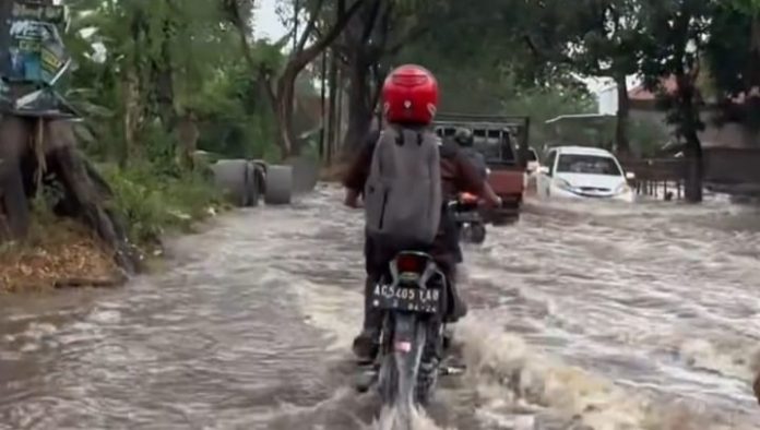 Jadi Langganan Banjir, Jalan Raya di Pohjentrek Tergenang Saat Hujan Tiba