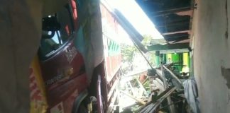 Truk LPG Seruduk Warkop di Genggong, Ambyar!
