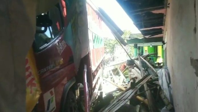 Truk LPG Seruduk Warkop di Genggong, Ambyar!