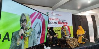 Wakil Ketua DPRD Kabupaten Pasuruan, Rias Yudikari Drastika (tengah), Rita Wahyunillah (pengusaha), Chodijah (guru penggerak) saat menjadi pembicara dalam sesi diskusi Perempuan Bicara yang dihelat WartaBromo, Warmo Institut dan DPRD Kabupaten Pasuruan.