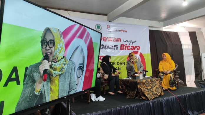 Wakil Ketua DPRD Kabupaten Pasuruan, Rias Yudikari Drastika (tengah), Rita Wahyunillah (pengusaha), Chodijah (guru penggerak) saat menjadi pembicara dalam sesi diskusi Perempuan Bicara yang dihelat WartaBromo, Warmo Institut dan DPRD Kabupaten Pasuruan.