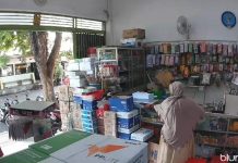Emak-emak Berkerudung Minta Maaf dan Kembalikan HP yang Dicuri di Toko Alat Tulis