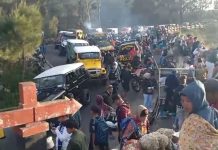 Natalan, Jip Wisata Mengular hingga Ratusan Wisatawan Padati Gunung Bromo