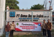 Tagih Pajak, Camat Panggungrejo Pasang Spanduk di Depan Kantor BUMN