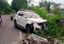 Bawa 5 Penumpang, Mobil Wisatawan asal Surabaya Nyaris Nyemplung Sungai di Pandaan