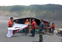 Bendera Ganjar Pranowo di Bromo Diturunkan Petugas, BB TNBTS : Kawasan Konservasi Bebas Kampanye!