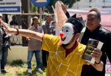 Aksi Teatrikal di Depan Kantor Kejari, LSM Sentil Penanganan Kasus Solar Subsidi
