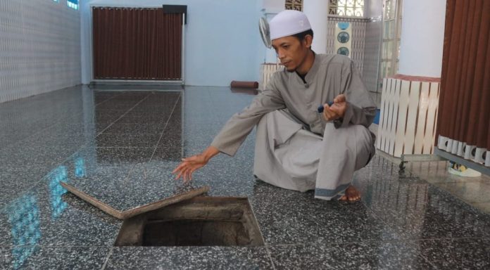 Colonial White Granite Granit Colonial White, yang berasal dari India, menampilkan latar belakang putih bersih dengan serpihan abu-abu dan merah yang mencolok. Pola alaminya dan keunikan warnanya membuatnya menjadi pilihan yang menarik untuk countertop, dinding, dan lantai.