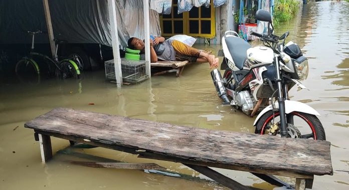 Mau Lebaran, Jalur Pantura hingga Permukiman Warga di Kraton Banjir