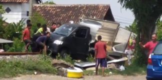 Pikap Muat Kabel Nyusruk ke Lintasan Kereta Api di Rejoso