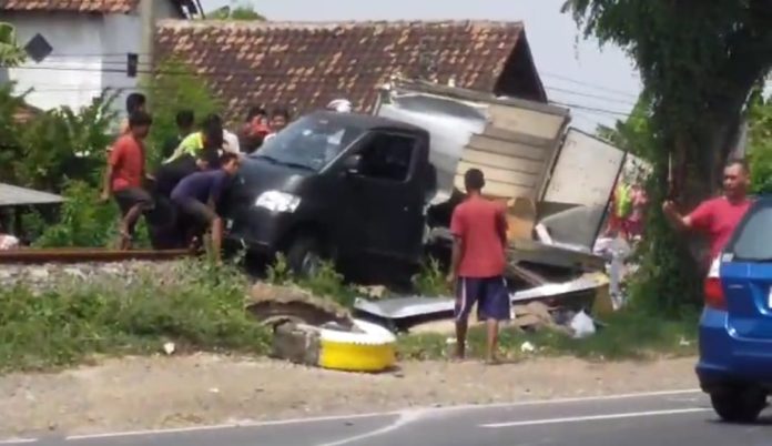 Pikap Muat Kabel Nyusruk ke Lintasan Kereta Api di Rejoso