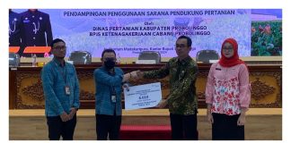 Penyerahan perlindungan bagi petani tembakau dari Kepala Dinas Pertanian Kabupaten Probolinggo kepada BPJS Ketenagakerjaan Probolinggo sebanyak 6.610 tenaga kerja.