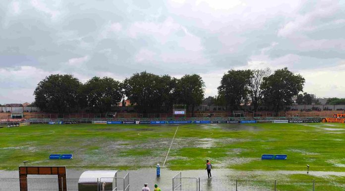 Jelang Kick Off Pertandingan Persekabpas Vs PSGC Ciamis, Hujan Deras Guyur Stadion Pogar Bangil