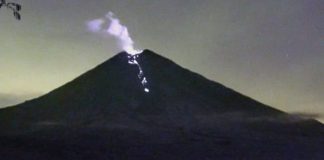 Gunung Semeru Kembali Erupsi Lava Pijar Terpantau Meluncur Hingga Dua Kilometer