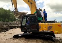 Nakes Terjebak Lahar Dingin Semeru, Dievakuasi dengan Ekskavator