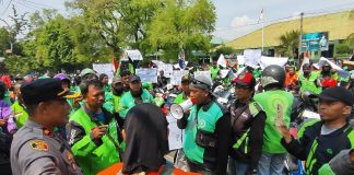 Demo Ratusan Ojol di Kota Pasuruan Bikin Jalur Pantura Tersendat