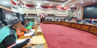 Ratusan Ojol Lurug Kantor DPRD Kota Pasuruan, Tuntut Ganti Rugi Imbas Motor “Mbrebet”