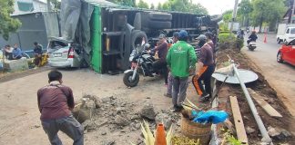 Truk Muat Kedelai Tabrak Median dan Timpa Minibus di Gadingrejo, Polisi Lakukan Kontra Flow di Jalur Pantura