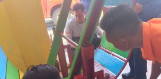 Dramatis! Damkar Evakuasi Bocah Terjepit Kincir Putar di TK Gadingrejo