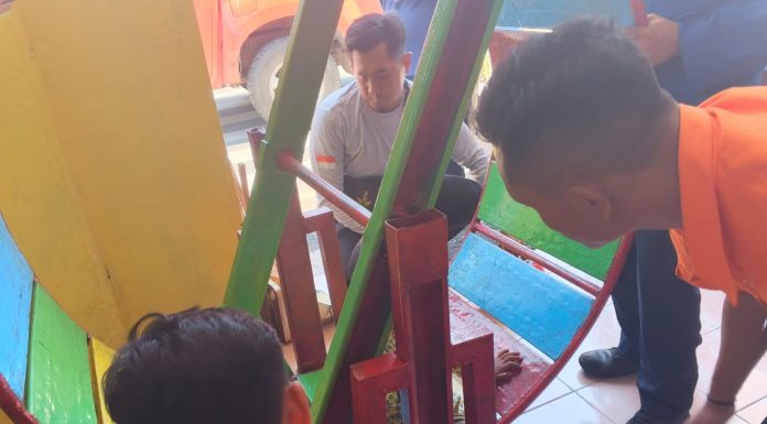 Damkar Evakuasi Bocah Terjepit Kincir Putar di TK Gadingrejo hingga Mayat Bayi Perempuan Ditemukan dalam Kresek Hitam | Koran Online 8 Nov