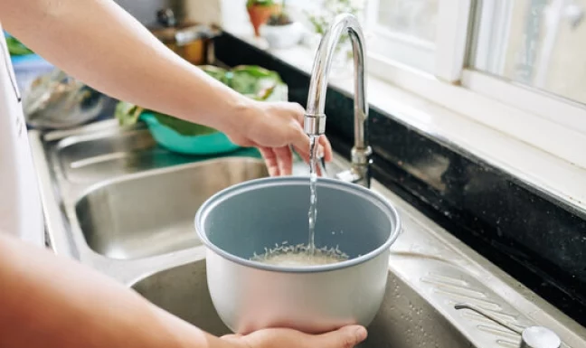 Bahaya Mencuci Beras Langsung di Panci Rice Cooker, Bisa Picu Masalah Ginjal hingga Demensia