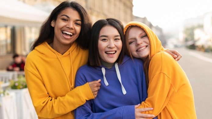 ilustrasi-perempuan-baik-hati-dengan-temannyafoto-freepikcomfreepik_169