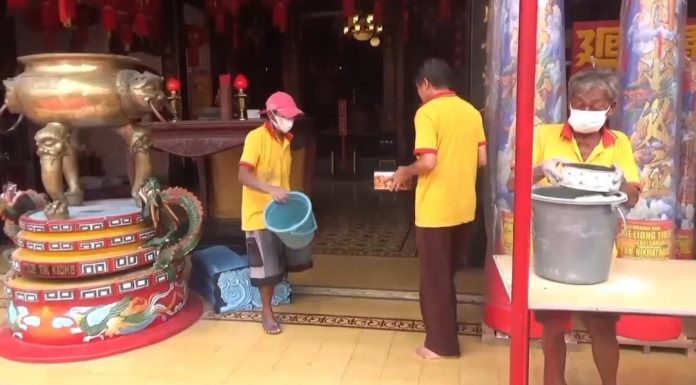 Jelang Imlek, Umat Tridharma Pasuruan Bersihkan Klenteng dan Patung Dewa