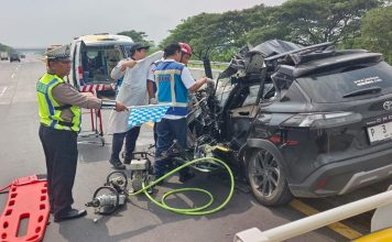 Diduga Sopir Mengantuk, Toyota Cross Tabrak Truk di Tol Gempol – Pasuruan, Dua Orang Luka