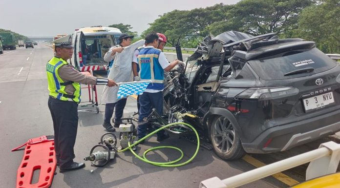 Diduga Sopir Mengantuk, Toyota Cross Tabrak Truk di Tol Gempol – Pasuruan, Dua Orang Luka