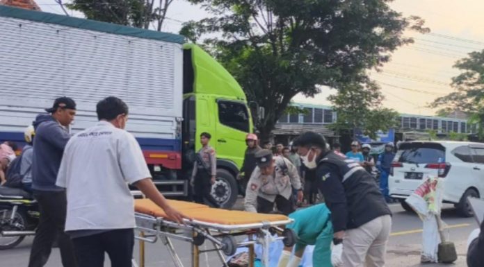 Diduga Gagal Menyalip Truk, Pengendara Motor Meninggal di Pantura Kraksaan