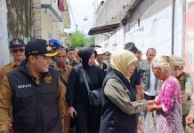 Khofifah Tinjau Banjir Probolinggo, Jembatan Rusak dan Pesantren Terdampak Jadi Perhatian