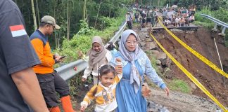 Warga Lumbang Nekat Lewati Longsoran Jalur Madakaripura Demi Aktivitas Harian