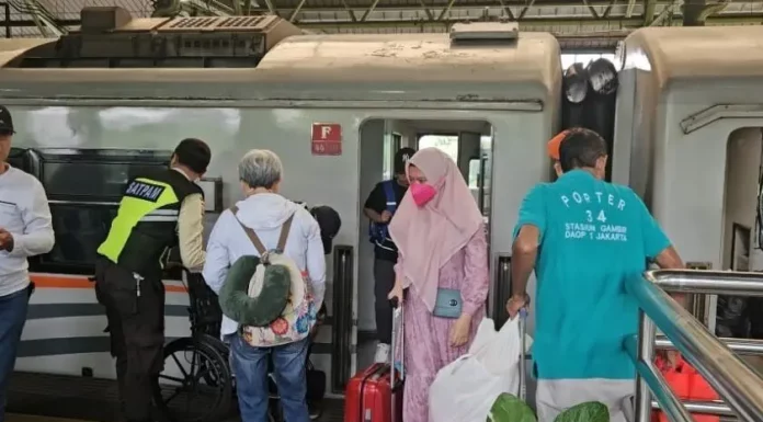 Tiket Kereta Habis, Dapat yang Berdiri? Begini Cara Menyiasati Perjalanan Saat Mudik